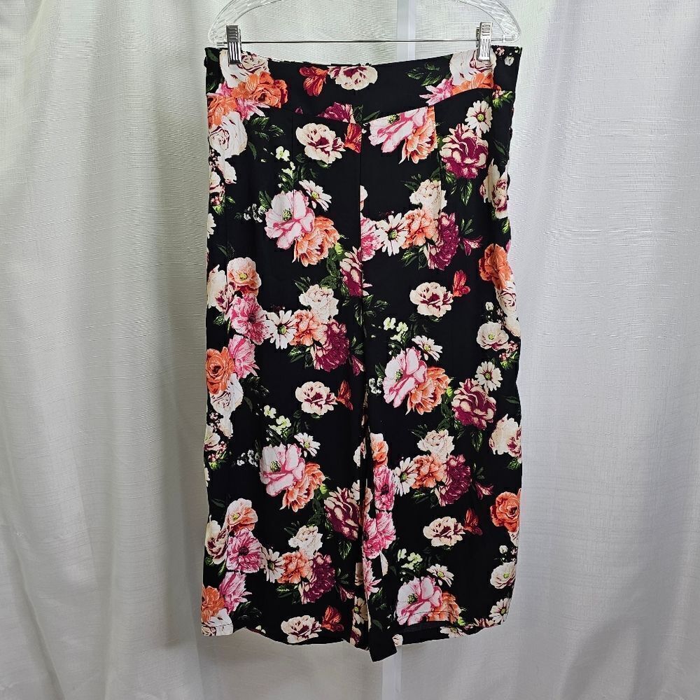 Love, Fire Black Floral Lace Up Wide Leg Crop Pants Size Large